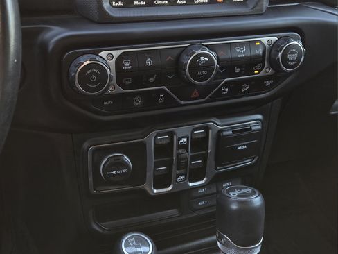 Used 2019 Jeep Wrangler Unlimited Sahara w/ Uconnect 4C Nav & Sound Group AWD/4WD image 23
