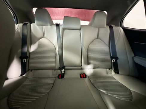 Used 2018 Toyota Camry SE image 32