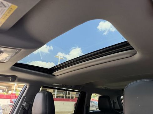 Used 2017 Toyota Highlander SE w/ Carpet Mat Package image 24