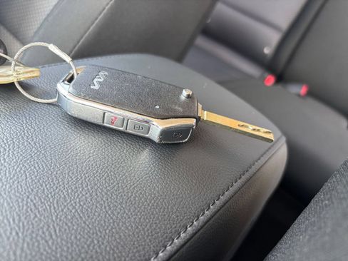 Used 2025 Kia Soul LX w/ LX Technology Package FWD image 21