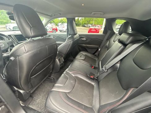 Used 2019 Jeep Cherokee Trailhawk w/ Cold Weather Group AWD/4WD image 13