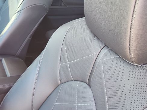 Used 2025 Toyota Highlander Platinum image 17