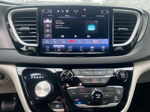Used 2024 Chrysler Pacifica Touring-L FWD image 16