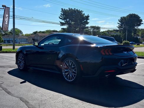 Used 2025 Ford Mustang Premium RWD image 4