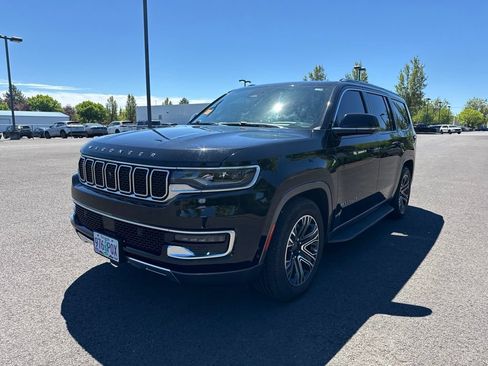 Used 2022 Jeep Wagoneer Series III w/ Rear Seat Entertainment Group AWD/4WD image 3