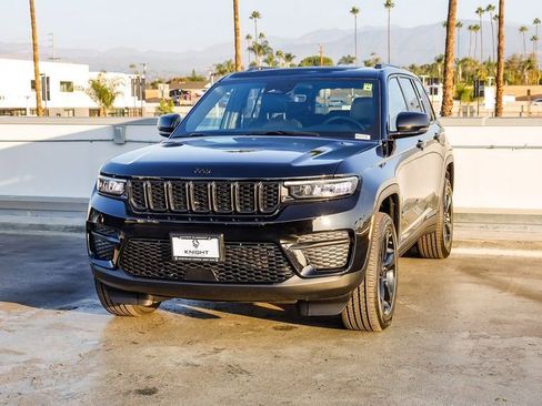 New 2025 Jeep Grand Cherokee Altitude image 4