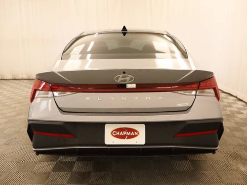 Used 2025 Hyundai Elantra Hybrid FWD image 5