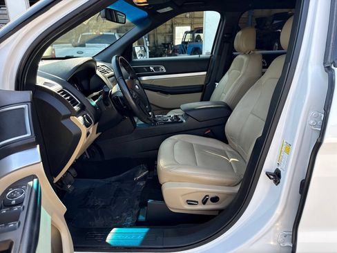 Used 2016 Ford Explorer XLT w/ Equipment Group 202A FWD image 9