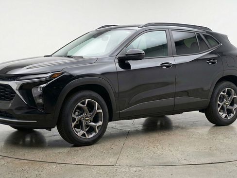 Used 2025 Chevrolet Trax LT image 3