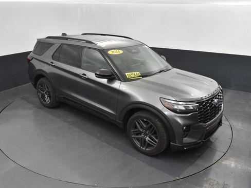 Used 2025 Ford Explorer ST-Line w/ ST-Line Street Pack AWD/4WD image 49