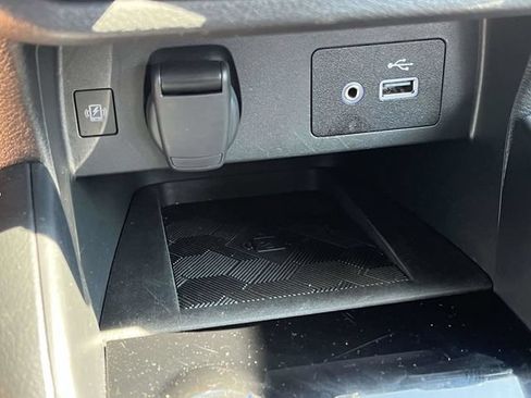 Used 2025 Nissan Versa SV FWD image 30