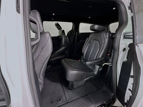 Used 2025 Chrysler Pacifica Select image 26