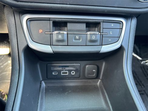 Used 2024 GMC Terrain SLT image 23