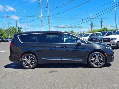 Used 2022 Chrysler Pacifica Pinnacle AWD/4WD image 8