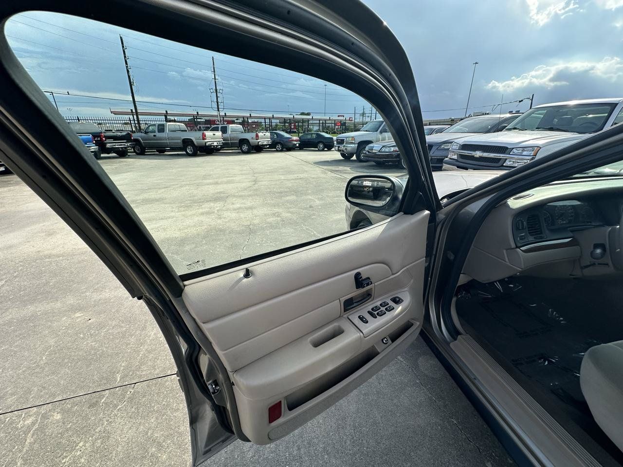Used 2005 Ford Crown Victoria RWD image 9
