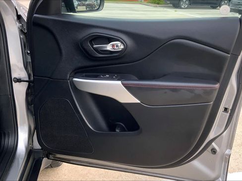 Used 2017 Jeep Cherokee Trailhawk image 21