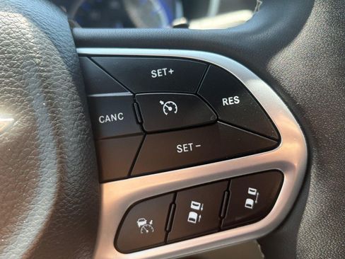 Used 2024 Chrysler Pacifica Touring-L FWD image 26