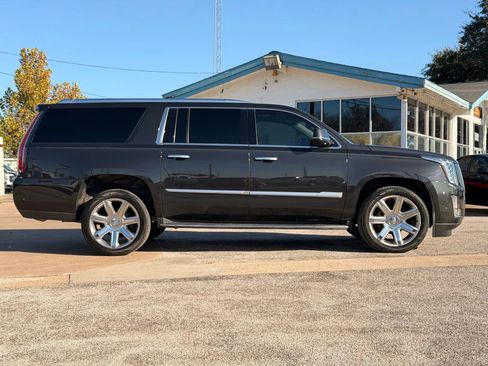 Used 2019 Cadillac Escalade ESV Luxury image 2