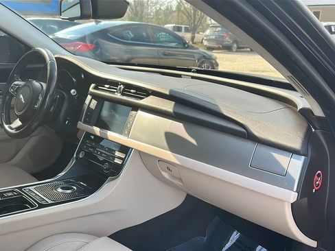 Used 2017 Jaguar XF Premium image 22