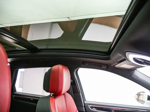 Certified 2025 Porsche Macan AWD/4WD image 21