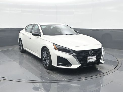 Used 2025 Nissan Altima 2.5 SV FWD image 8