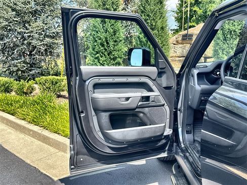 Used 2025 Land Rover Defender 110 S image 17