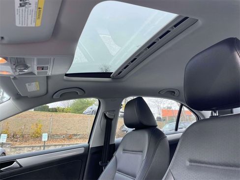 Used 2017 Volkswagen Jetta SE image 19