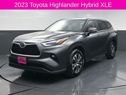 Used 2023 Toyota Highlander XLE FWD image 2