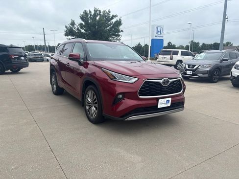 Used 2020 Toyota Highlander Platinum AWD/4WD image 3