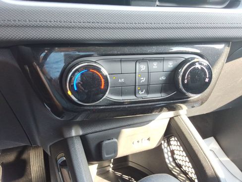 Used 2025 Chevrolet TrailBlazer LT AWD/4WD image 17