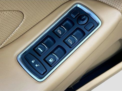 Used 2017 Aston Martin Vanquish Volante image 21