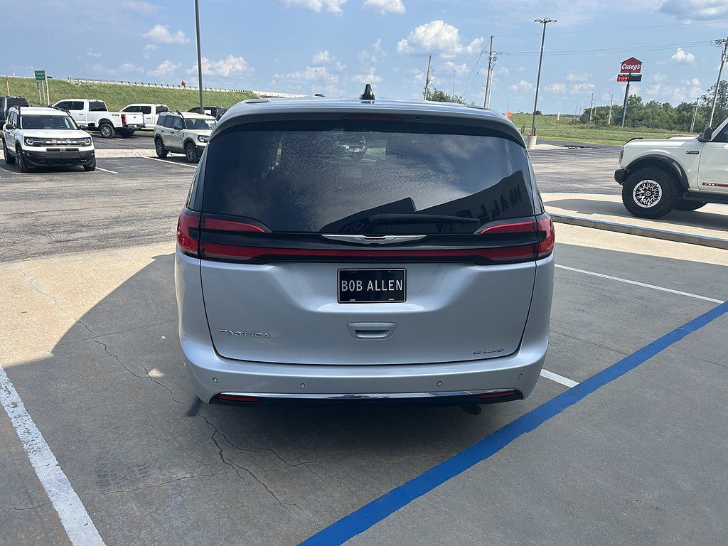 Used 2024 Chrysler Pacifica Touring-L FWD image 4