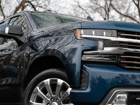 Used 2019 Chevrolet Silverado 1500 High Country w/ Technology Package image 3