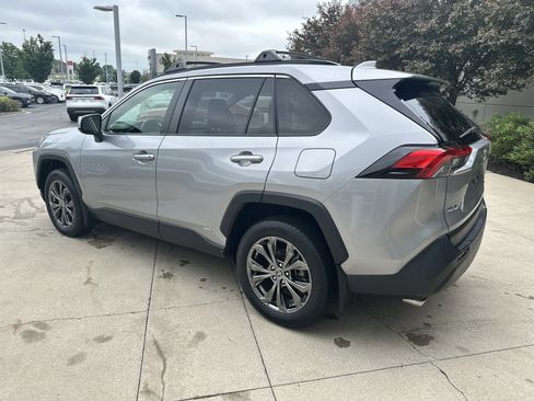 Used 2022 Toyota RAV4 XLE Premium AWD/4WD image 7