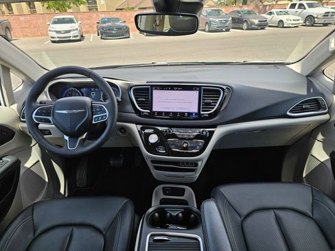 Used 2024 Chrysler Pacifica Touring-L FWD image 15