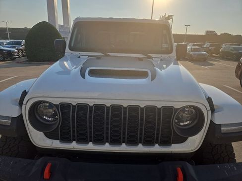 Used 2025 Jeep Gladiator Mojave w/ Convenience Group AWD/4WD image 3