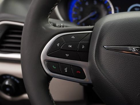 Certified 2024 Chrysler Pacifica Touring-L FWD image 40