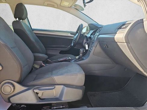Used 2016 Volkswagen Golf S image 21