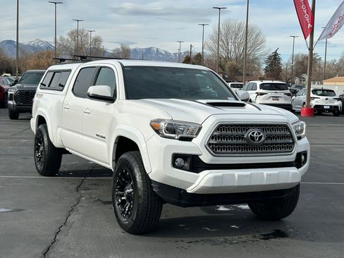 Used 2017 Toyota Tacoma TRD Sport image 7