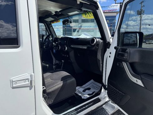 Used 2018 Jeep Wrangler Unlimited Sahara image 17