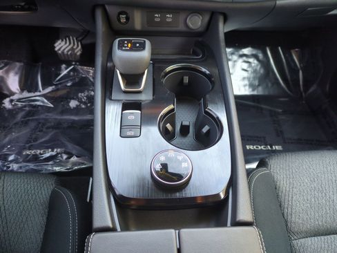 Used 2025 Nissan Rogue SV image 13