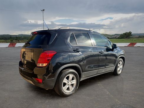 Used 2022 Chevrolet Trax LT w/ LT Convenience Package FWD image 3