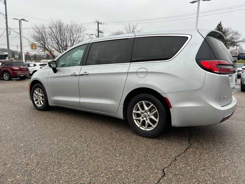 Certified 2024 Chrysler Pacifica Touring-L image 25
