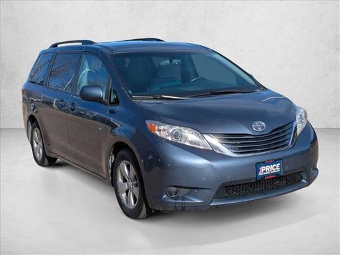 Used 2017 Toyota Sienna LE image 3
