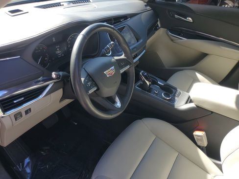 Used 2023 Cadillac XT4 Luxury w/ Cold Weather Package image 16