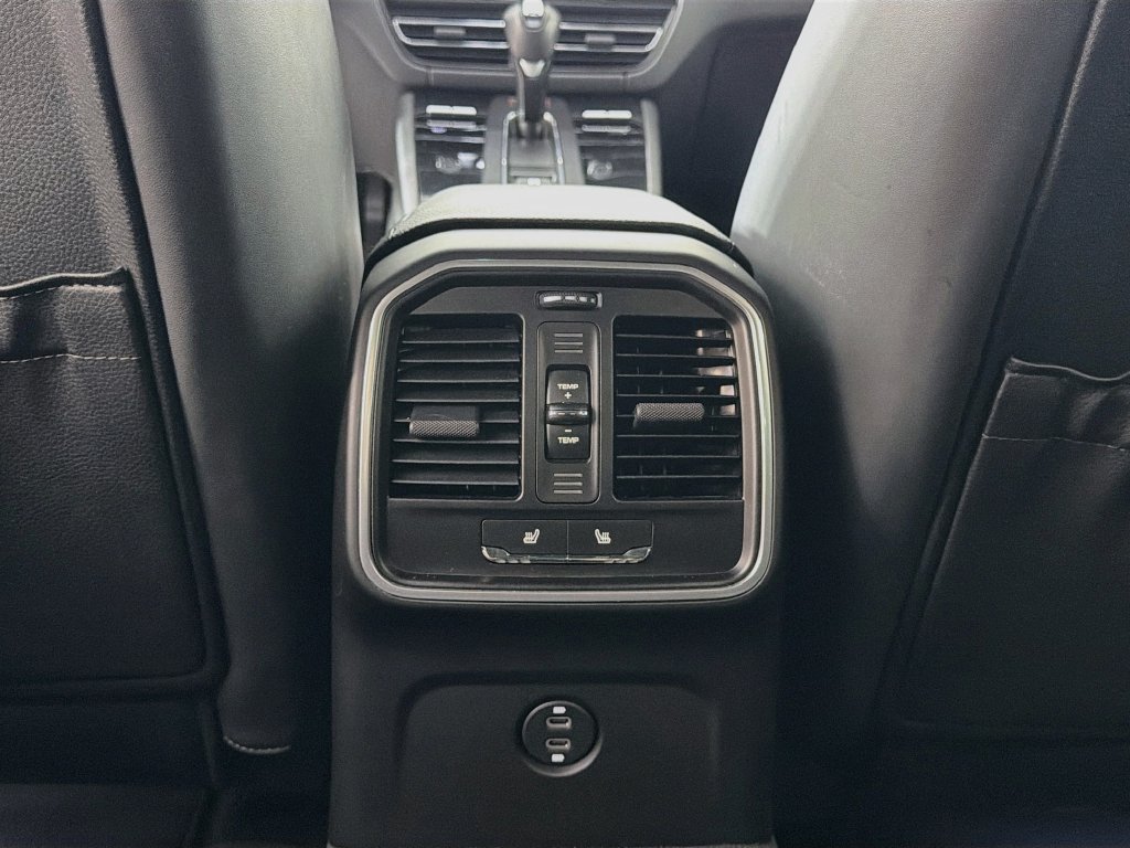 Certified 2023 Porsche Macan AWD/4WD image 27