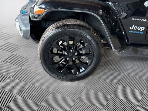 Used 2022 Jeep Wrangler Unlimited Sahara AWD/4WD image 35
