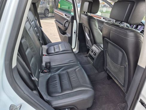 Used 2014 Volkswagen Touareg TDI image 18