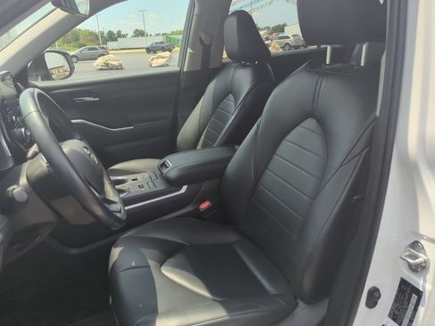 Used 2022 Toyota Highlander XLE AWD/4WD image 6