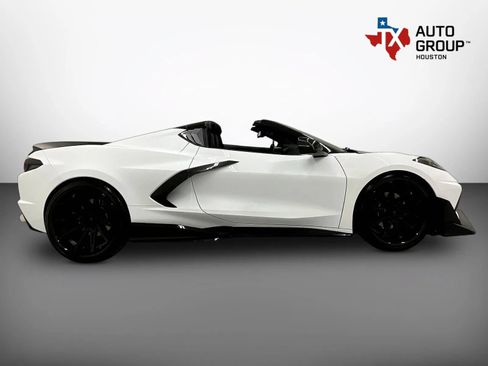 Used 2021 Chevrolet Corvette Stingray Coupe w/ Chrome Exterior Badge Package RWD image 8